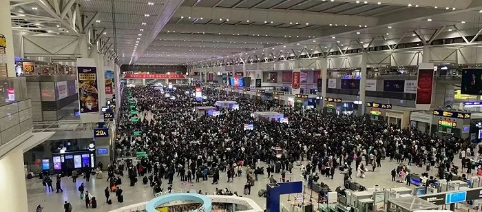 2月3日凌晨2点27分的上海虹桥车站。图 / 受访者提供