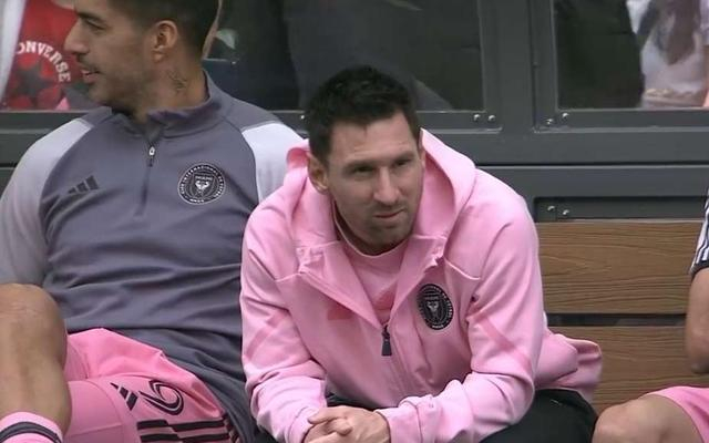 中国香港之行，梅西因伤未登场，他的迈阿密队友苏亚雷斯（左）同样作壁上观。  视频截图