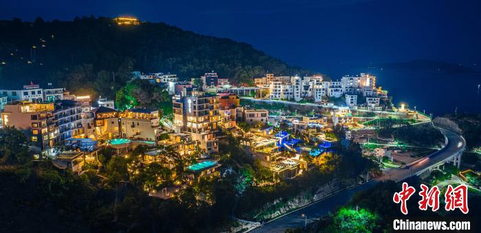 2023年10月，夜色下的东壁村，灯火阑珊，格外美丽迷人。　郑戈 摄