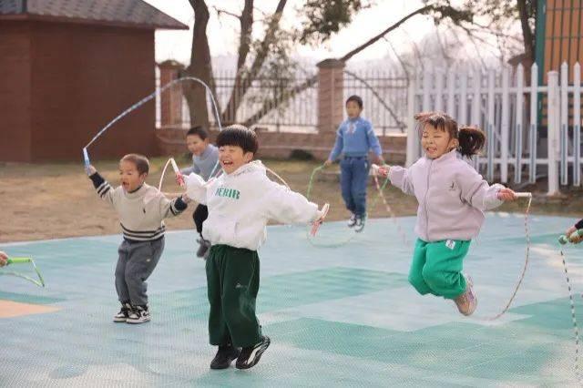 孩子们正在进行快乐跳绳。通讯员 陈霞芳 摄