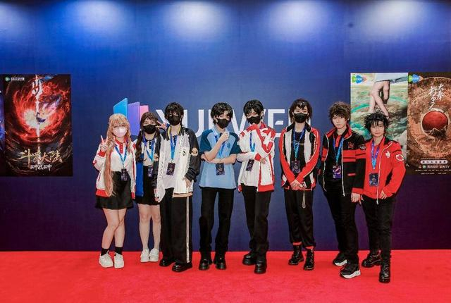 图:《全职高手》新加坡粉丝在盛典现场打卡