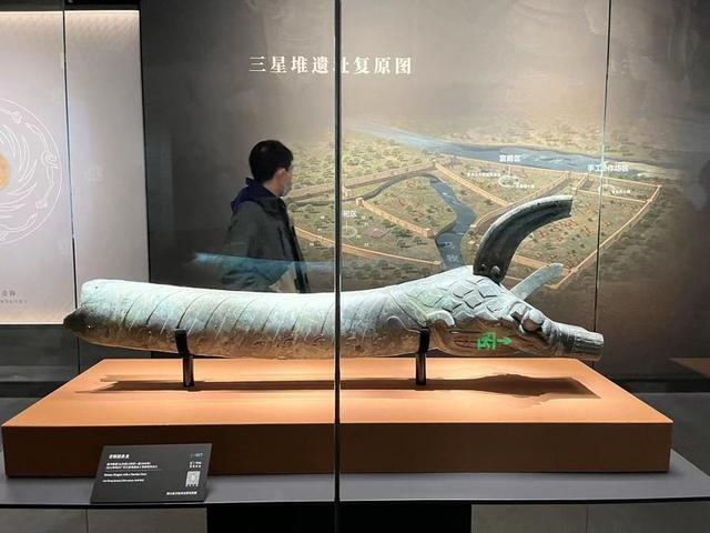 2021年三星堆出土的青铜猪鼻龙。（简工博 摄）