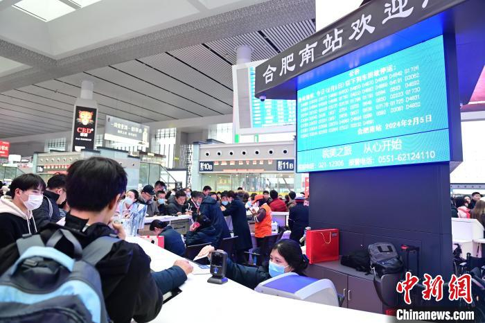 图为旅客在高铁合肥南站候车大厅.韩苏原 摄