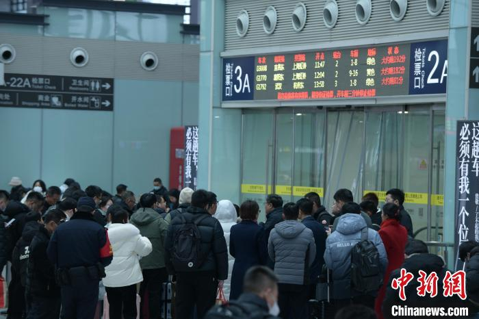 图为旅客在高铁合肥南站候车大厅.张娅子 摄