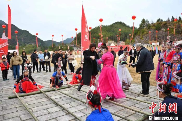 国际友人跳竹竿舞。　　　　　张永益 摄