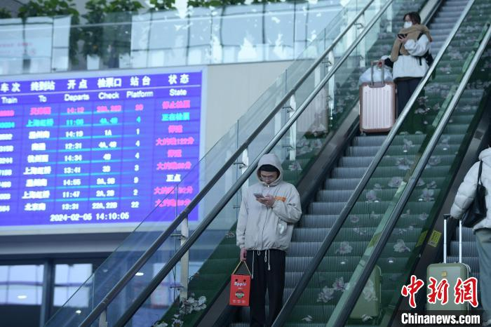 图为旅客在高铁合肥南站候车大厅.张娅子 摄