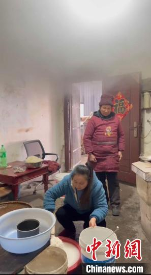 2月5日，周祥丽忙着打糍粑。受访者 供图