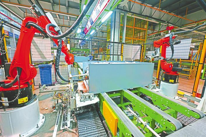  荆州美的冰箱灯塔工厂生产车间内，智能化的流水生产线马力全开。（湖北日报全媒记者 刘曙松 摄）