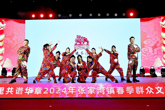 张家湾镇群众文艺汇演现场气氛热烈。记者 唐建/摄