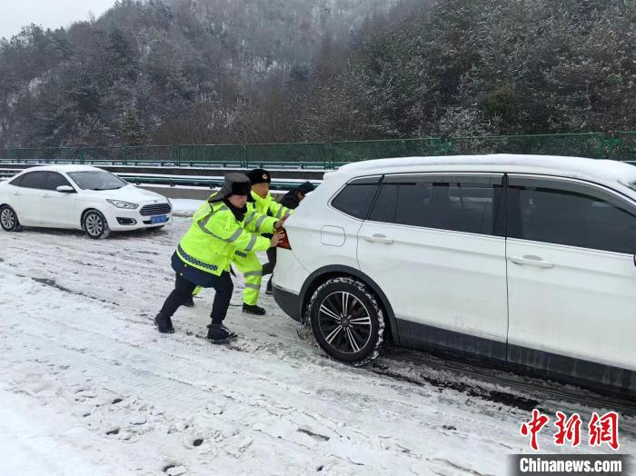 G42沪蓉高速六武段，六武大队处置交通事故。安徽省高速公路路政支队 供图