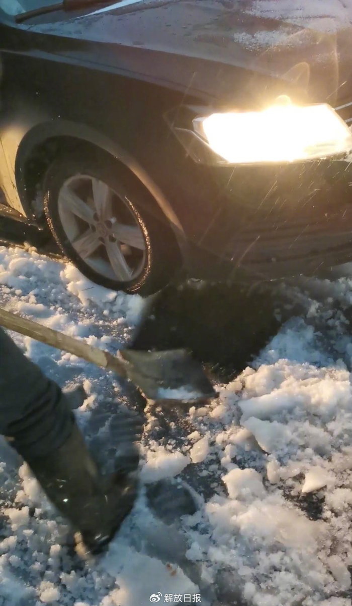 热心大哥拿来工具帮忙铲雪。受访者供图