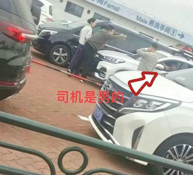 ↑现场网友拍摄的照片显示，奇瑞车驾驶员为男性。