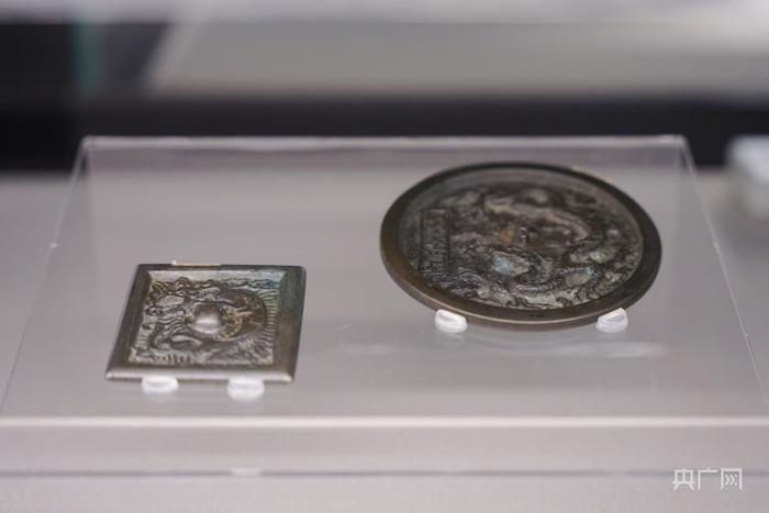 2月4日，福建博物院展出的“独龙戏水方铜镜”和“独龙铜镜”（央广网记者 李姗姗 摄）