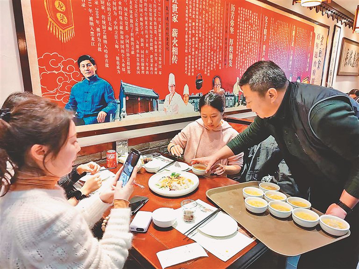     游客走进老厨家品尝地道东北特色美食。本报记者 毛晓星 韩东贤摄