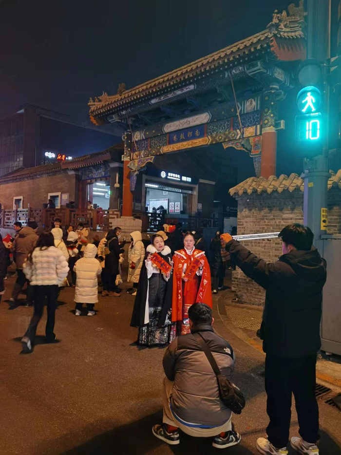 在巷子口偶遇穿古装拍摄素材的主播。