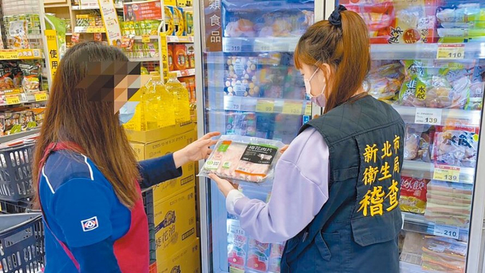 　　图为新北市卫生局稽查各家超市。图片来源：台湾“中时新闻网”