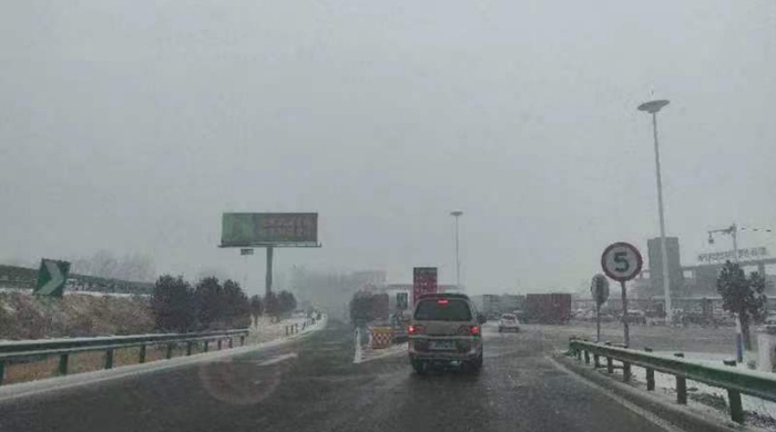 下小雪的路段。受访者供图