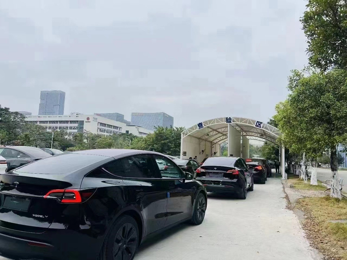 新车等着排队上牌。通讯员供图