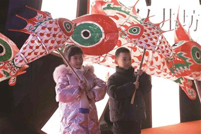 年货节里兼有文化味，小朋友也玩得开心。晴雯 摄