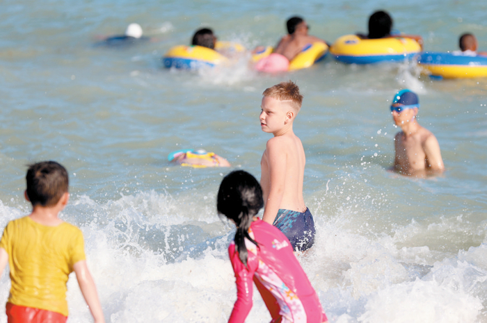 小游客在大东海畅快嬉水。