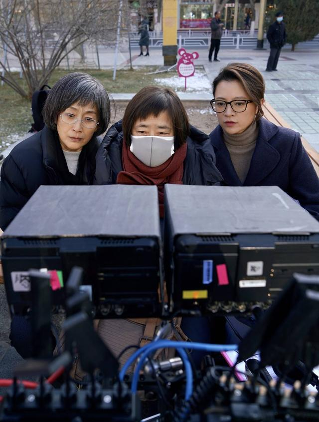 △苗月（中）、陈瑾（左）在拍摄《吾爱敦煌》工作中（图片由苗月提供）