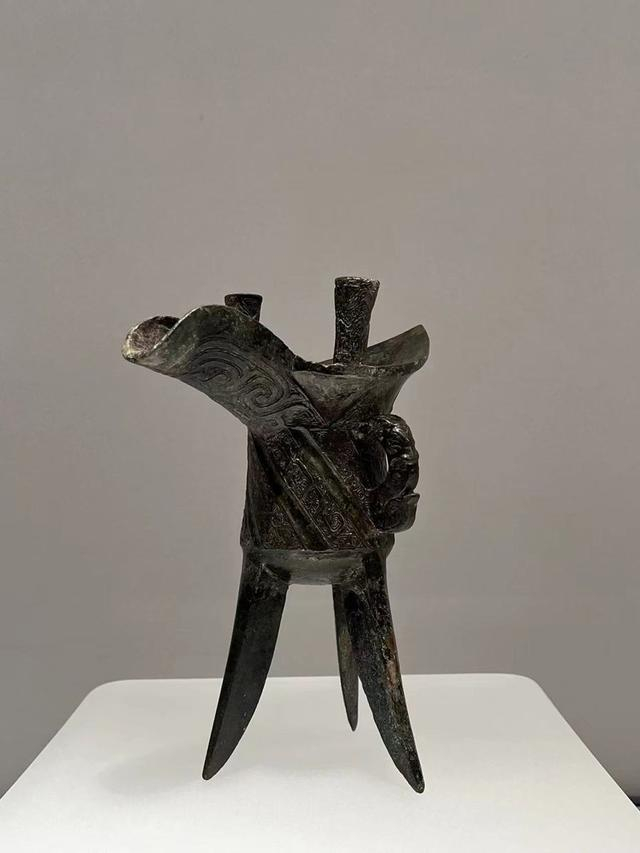 上海博物馆东馆展出的龙爵。（简工博 摄）