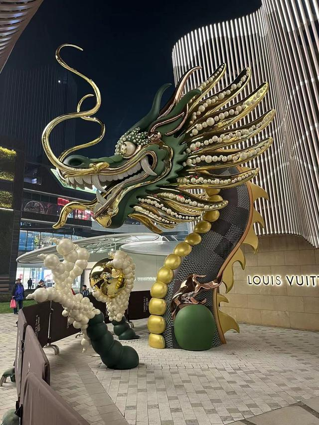 太古里“珠光宝气”的龙。（简工博 摄）