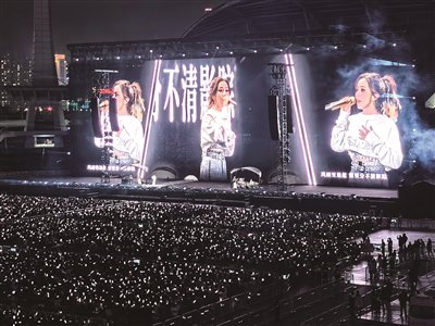 跨县（市、区）甚至跨市去看场周末演唱会，顺便旅游。陈佩蕾 摄