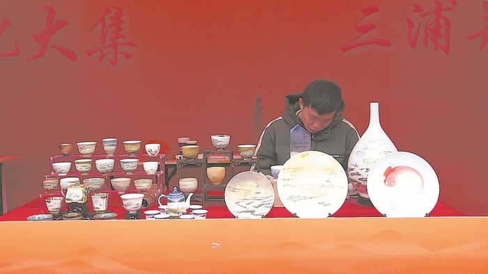     印象陶瓷展陈绘羽 摄