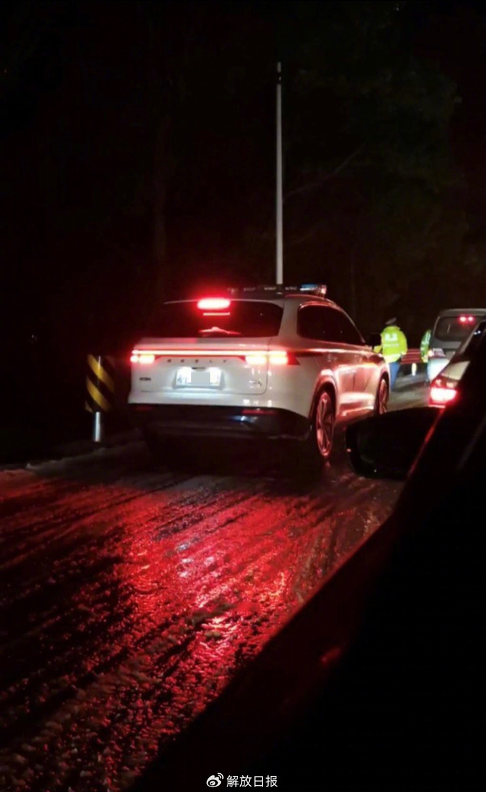 道路上只有警车在匆忙前行。受访者供图