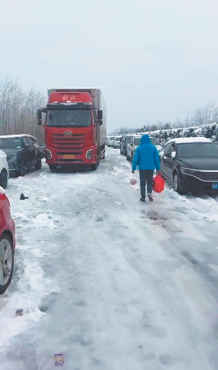     高速上趴窝的车辆（受访者供图）