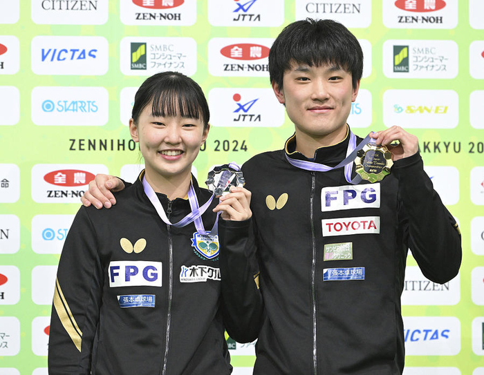 张本美和（左）和哥哥张本智和。