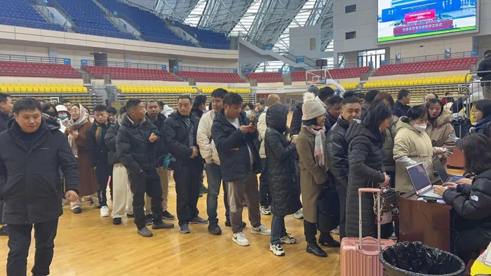 ▲岳阳市组织被困旅客在岳阳市奥体中心过渡 图源：岳阳日报