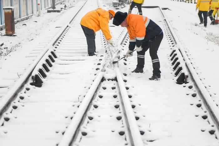   2月4日，武汉高铁工务段工人在清扫轨道上的冰雪。 新华社记者 杜子璇 摄
