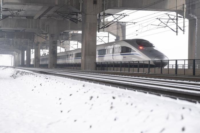   2月4日，一列动车行驶在武汉天兴洲长江大桥上。 新华社记者 肖艺九 摄