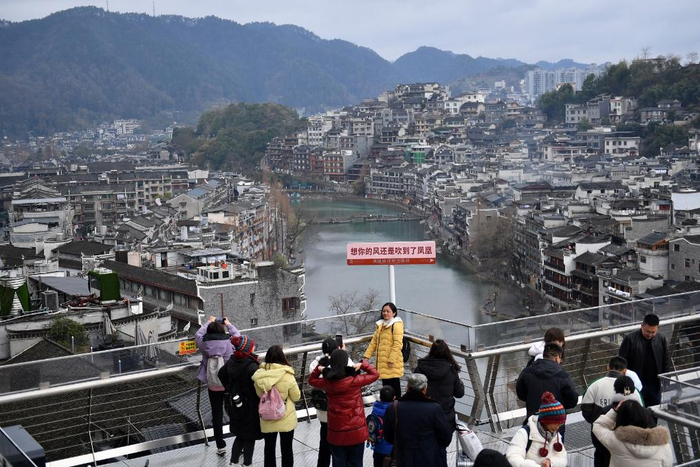 2月1日，游客在湖南省凤凰磁浮观光快线凤凰揽胜站外的观光步道游览。 新华社记者 陈振海 摄