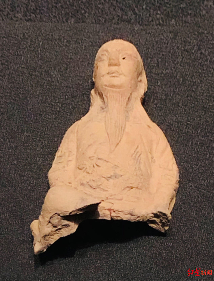 展览现场的小陶像