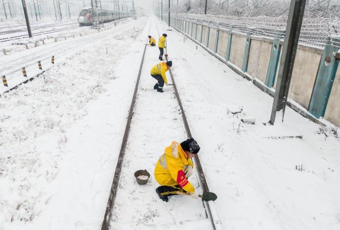   2月4日，武汉高铁工务段工人在清扫轨道上的冰雪（无人机照片）。 新华社记者 杜子璇 摄