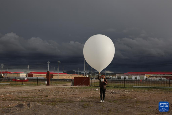 　　沱沱河气象站地处可可西里无人区南缘，工作人员正在施放探空气球。新华社发（青海省气象局供图）