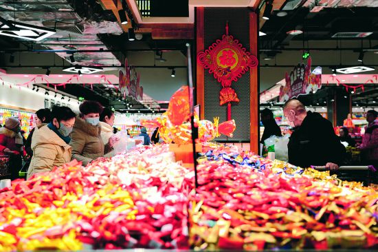 随着春节临近，一家亲生鲜市集海湖店迎来销售旺季，众多市民采购糖果、零食等，喜迎新春。青海日报记者 陆广涛 摄