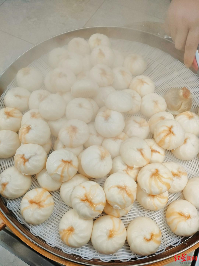 ▲郑女士最近几天做的包子几乎都卖给了滞留旅客