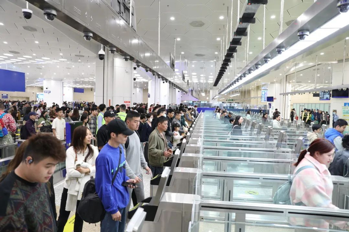 自1月26日春运以来，横琴口岸客流持续高位运行。程霖 通讯员何天洋/摄