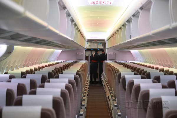 航班乘务组进行上客前的准备（胡夕姮/摄）