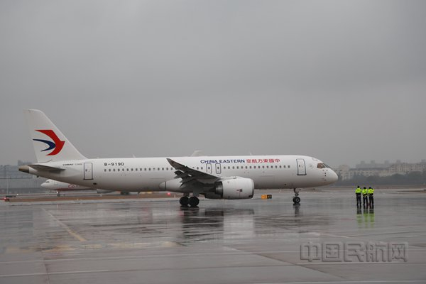 在机务人员的挥手告别中，C919客机从虹桥出港，飞往大兴（胡夕姮/摄）