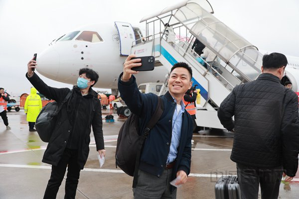 机坪上，许多旅客都兴奋地与C919自拍合影（胡夕姮/摄）