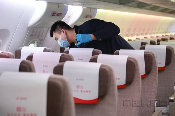 安全员开展上客前的客舱检查（胡夕姮/摄）