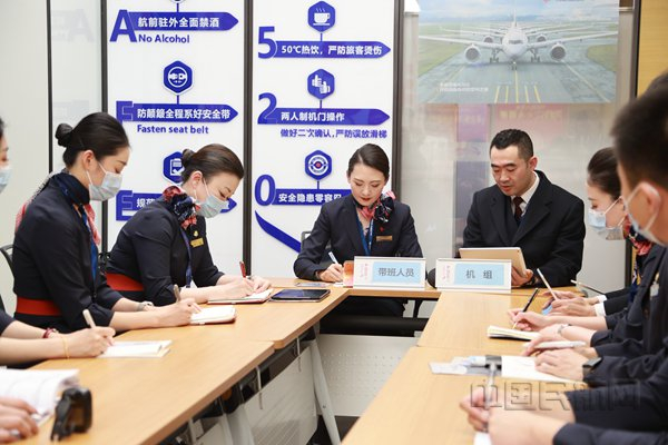 当天航班的航前准备会（胡夕姮/摄）