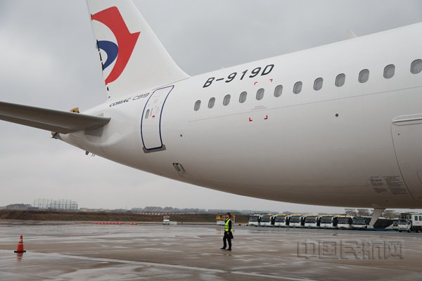 机长李晓亮做绕机检查（胡夕姮/摄）