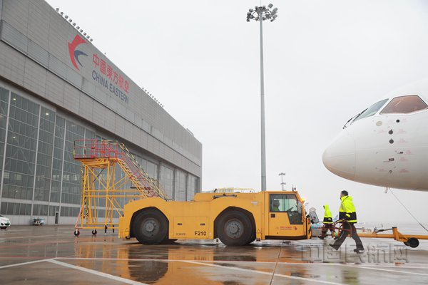 即将推出的、出港启航的C919（胡夕姮/摄）