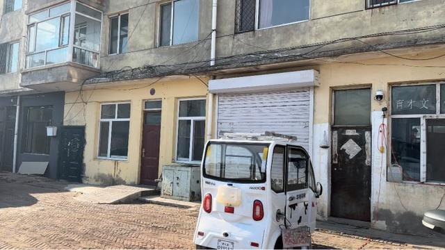 补习班与燕燕家单元门只有几米距离。摄影/上游新闻记者 张莹